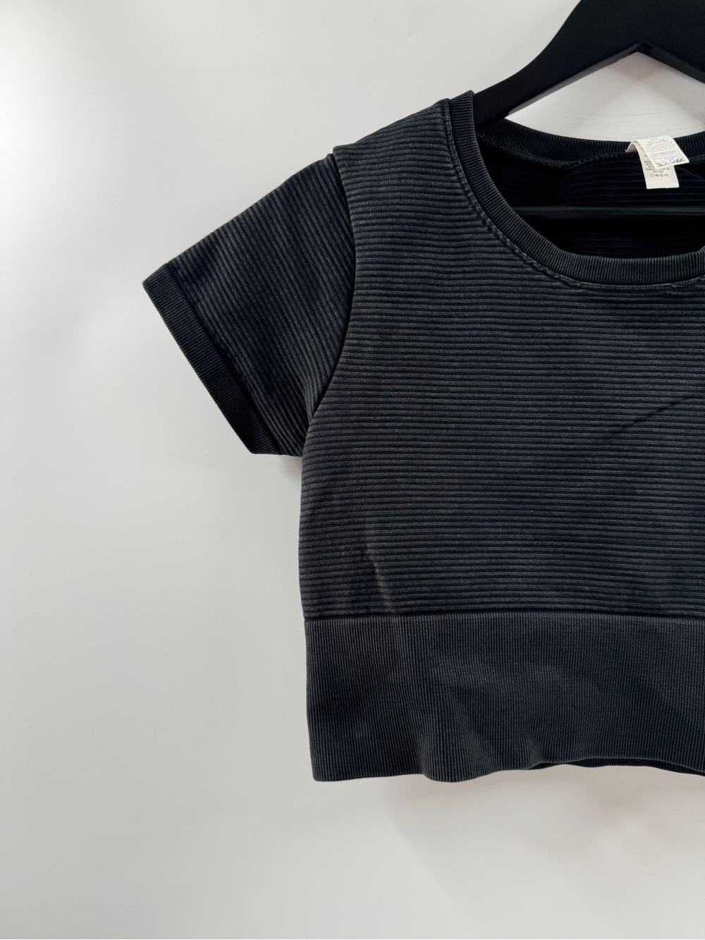 OFFLINE by Aerie Black Textured Cropped Workout Top Women's Medium - Picture 2 of 8